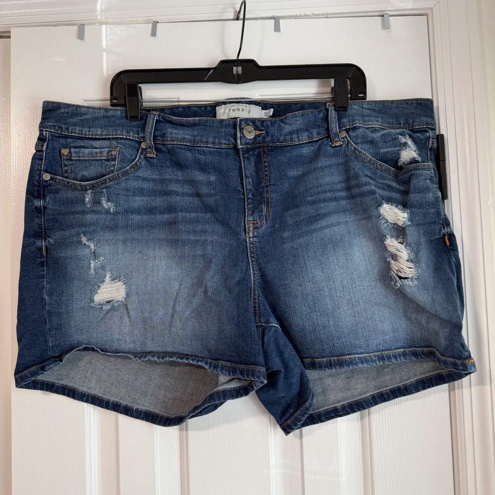 Torrid sz 22 Denim Jeans Shorts Stretchy Medium Wash Distressed